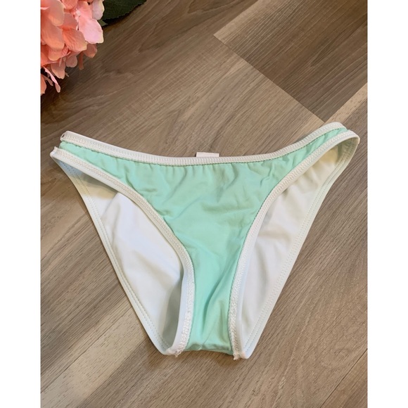 GUESS | beautiful floral bikini top and bottoms - Picture 10 of 13